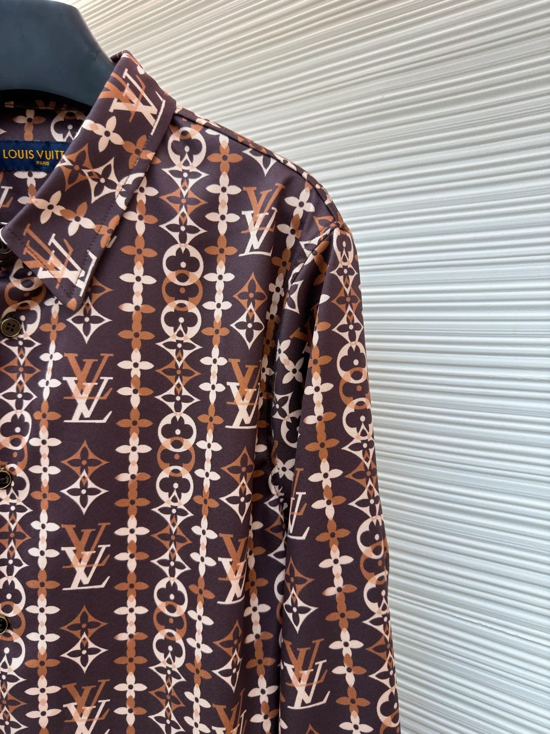 LOUIS VUITTON Overlap pattern printed long-sleeved mulberry silk shirt ●Original version: purchased and developed for 17000 ●Item number: 1682309-A60 ●Fabric: cotton fabric ●Technology: printing production ●Color: pattern ●Version: fitted version ●Weight: about 360 grams ●Size: S-M-L-XL ●Description: This Louis Vuitton all-over printed presbyopic shirt is made of high-count silk blended fabric. It is custom-woven and dyed to ensure the gloss and drape of the fabric while achieving precise coloring of the presbyopic pattern, with a color fastness of level five or above. The pattern printing uses digital direct printing combined with screen overprinting technology to accurately splice classic Monogram elements and geometric plaids. The alignment error of each LV logo and pattern is controlled within 0.5mm. The shirt pieces are laser cut and shaped, with no burrs on the edges and precise dimensions; the placket is made with hand-stitching technology, and the buttons are custom-made metal presbyopia buttons that fit perfectly with the fabric pattern. The double-needle hemming process on the shoulders and side seams improves wearability, and the collar has built-in elastic strips to prevent deformation after long-term wear. The overall stitch length is controlled at 8 stitches per centimeter, and the stitching is even and smooth, perfectly presenting the brand's high-end clothing technology standards. The overall wiring is straight and delicate, the fabric is comfortable and soft, and the color is consistent without color difference. It can be matched with the same style to create a fashionable look and control various occasions. Customized accessories, complete with three standards, same style for men and women!